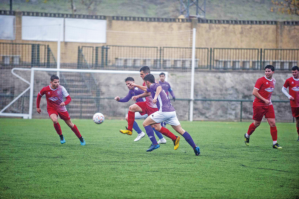 Una acción del encuentro jugado en el campo de La Mina por el Monteresma y el CD Carbonero./ KAMARERO