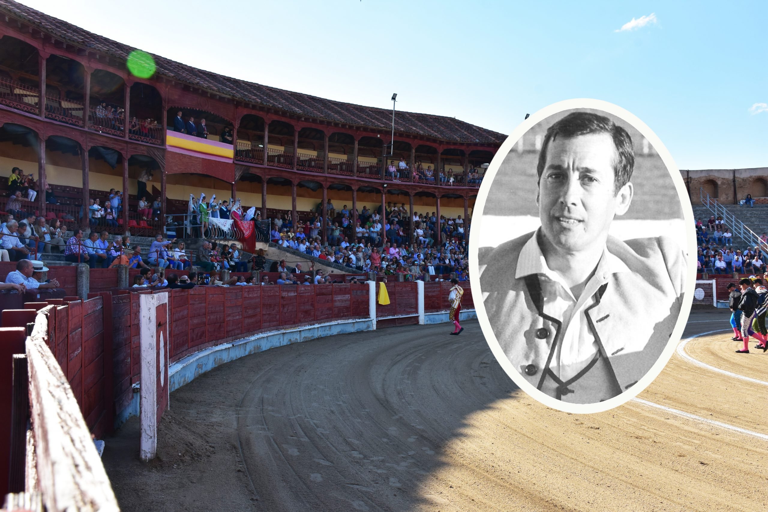 El diestro Gabriel de la Casa, con la plaza de toros de Segovia de fondo.