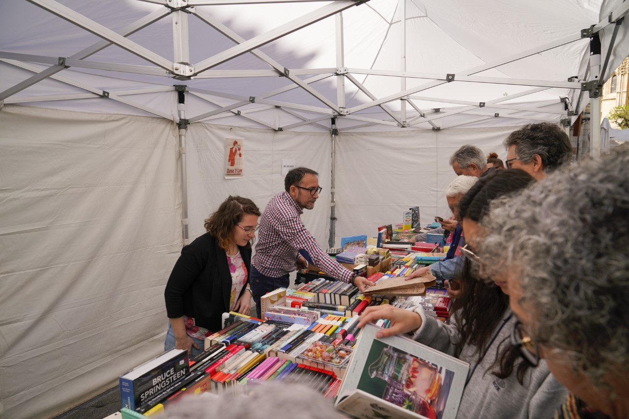 Puestos instalados por el Día del Libro en Segovia. / Miguel Ángel Fernández