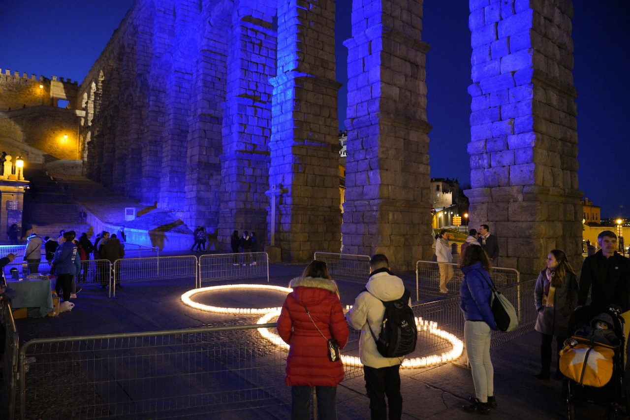 El Acueducto, iluminado de azul, por el Día del Autismo. / MIGUEL ÁNGEL FERNÁNDEZ