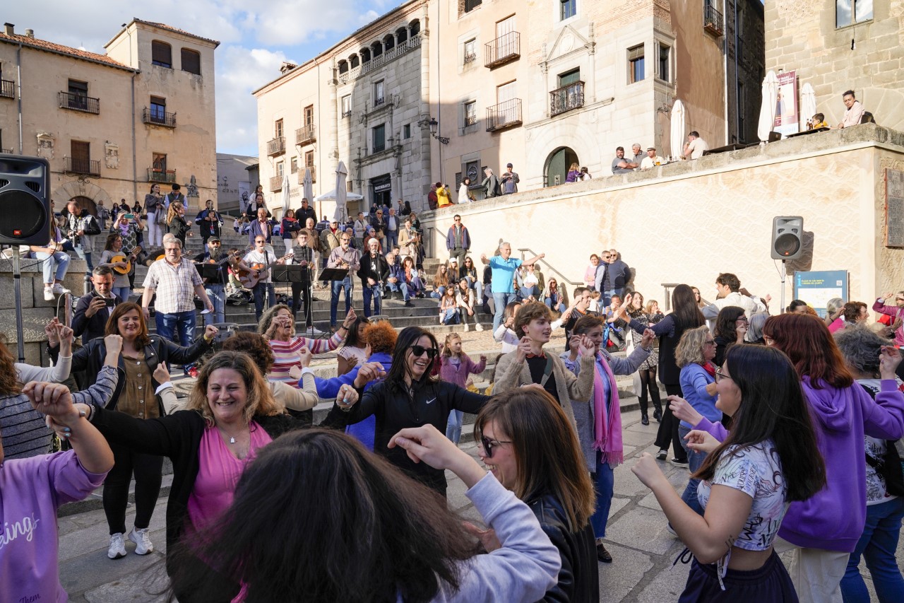 Encuentro de La Esteva en la Plaza de Medina del Campo por el Día de la Comunidad. / Miguel Ángel Fernández