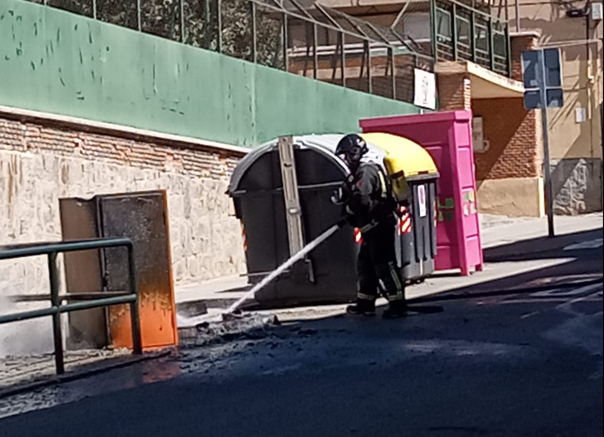 8 2 bombero apagando contenedor de aceite e1680628764394
