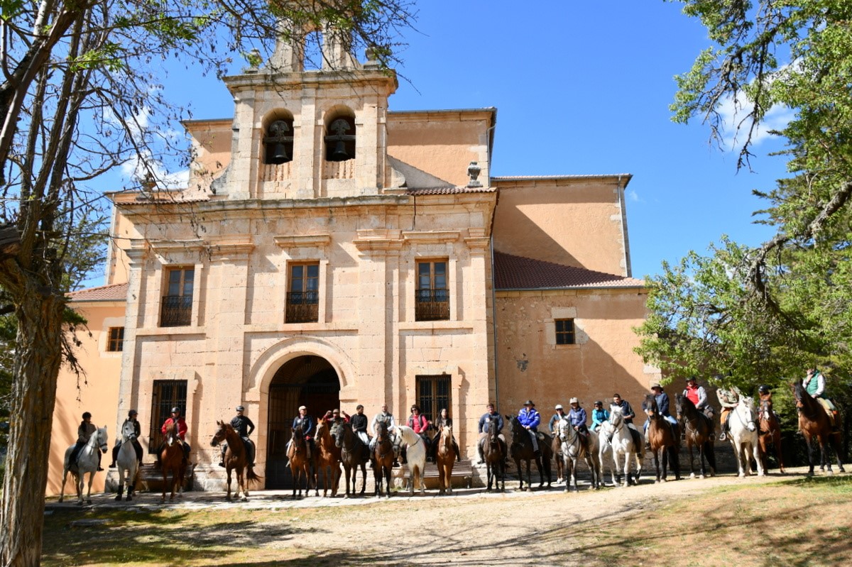 Grupo de caballistas en la ermita de Hornuéz.