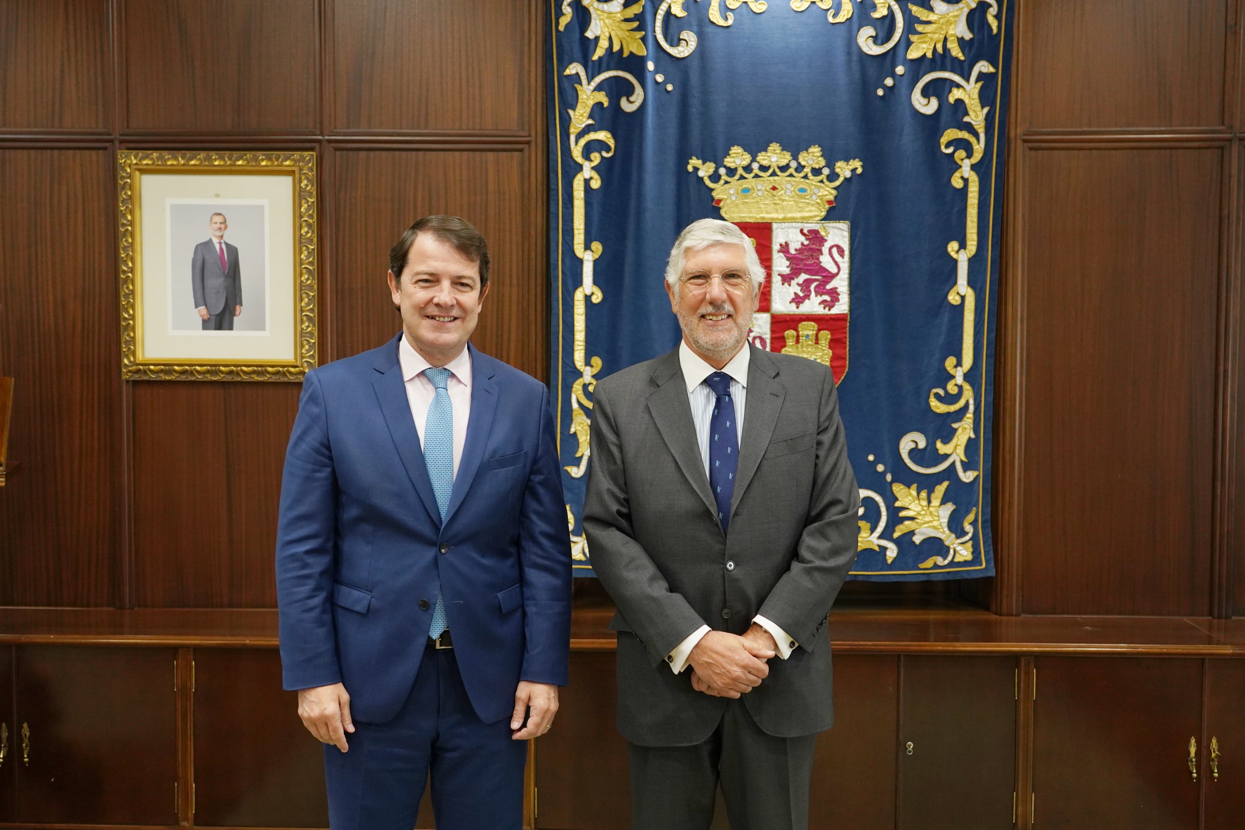 Alfonso Fernández Mañueco en su reunión de ayer con el embajador de Portugal, Joâo Mira Gomes. / Miriam Chacón