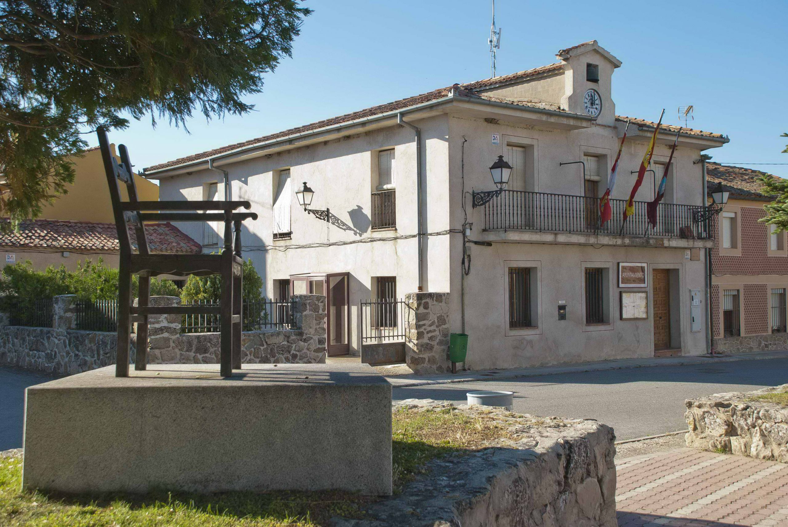 Fachada principal de la casa consistorial de Torrecaballeros. / E. A.