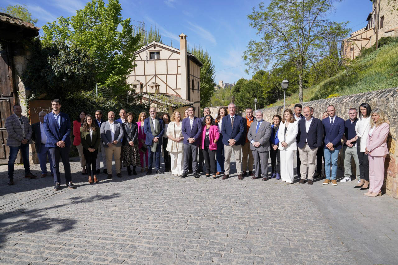 Componentes de la candidatura popular al Ayuntamiento de Segovia, con José Mazarías en el centro. / MIGUEL ÁNGEL FERNÁNDEZ