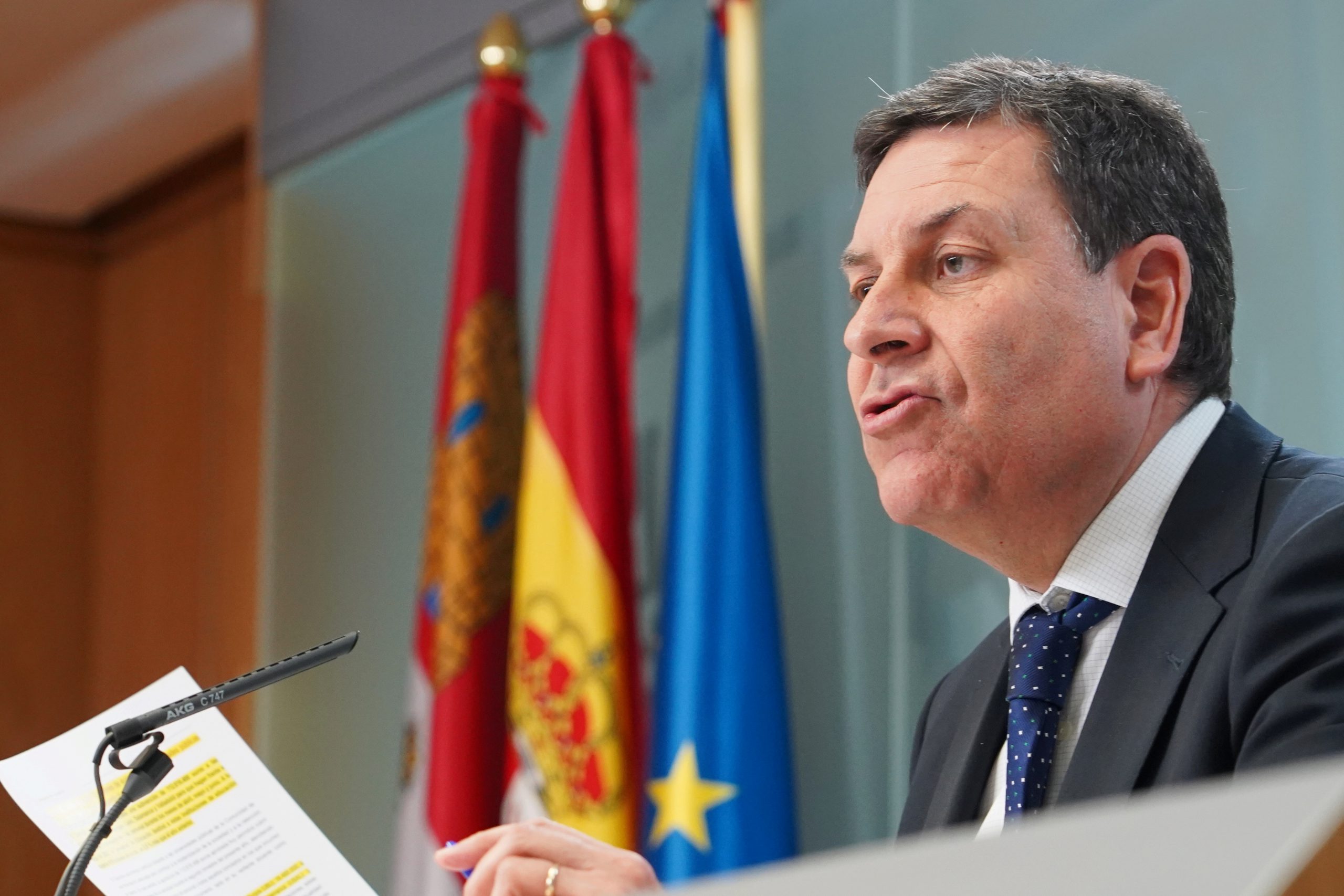 Carlos Fernández Carriedo, ayer durante la rueda de prensa posterior al Consejo de Gobierno. / Miriam Chacón