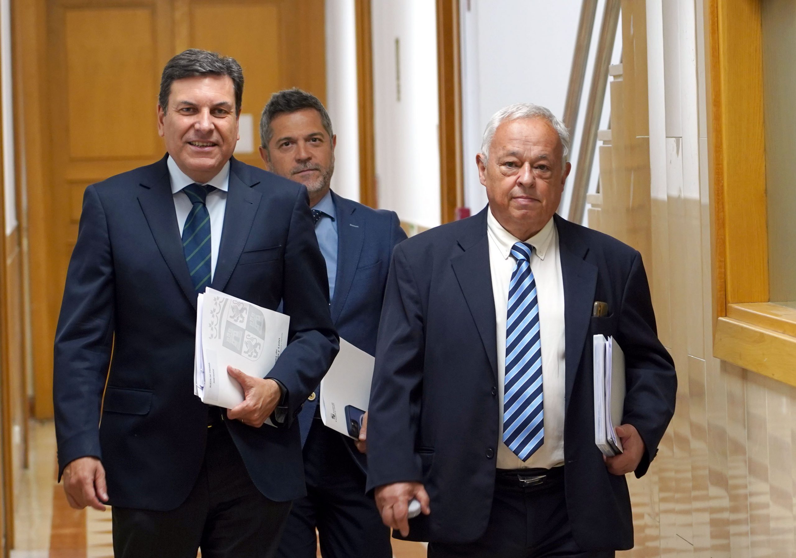 Fernández Carriedo y el Consejero de Cultura comparecieron ayer tras el Consejo de Gobierno. / Rubén Cacho