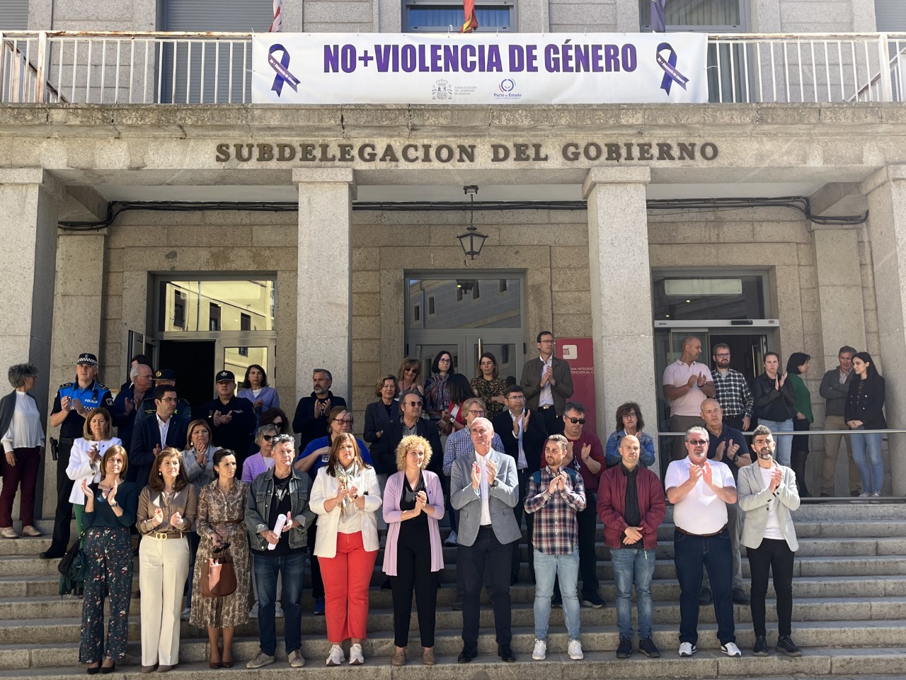 Un momento de la concentración  ayer, ante la Subdelegación.