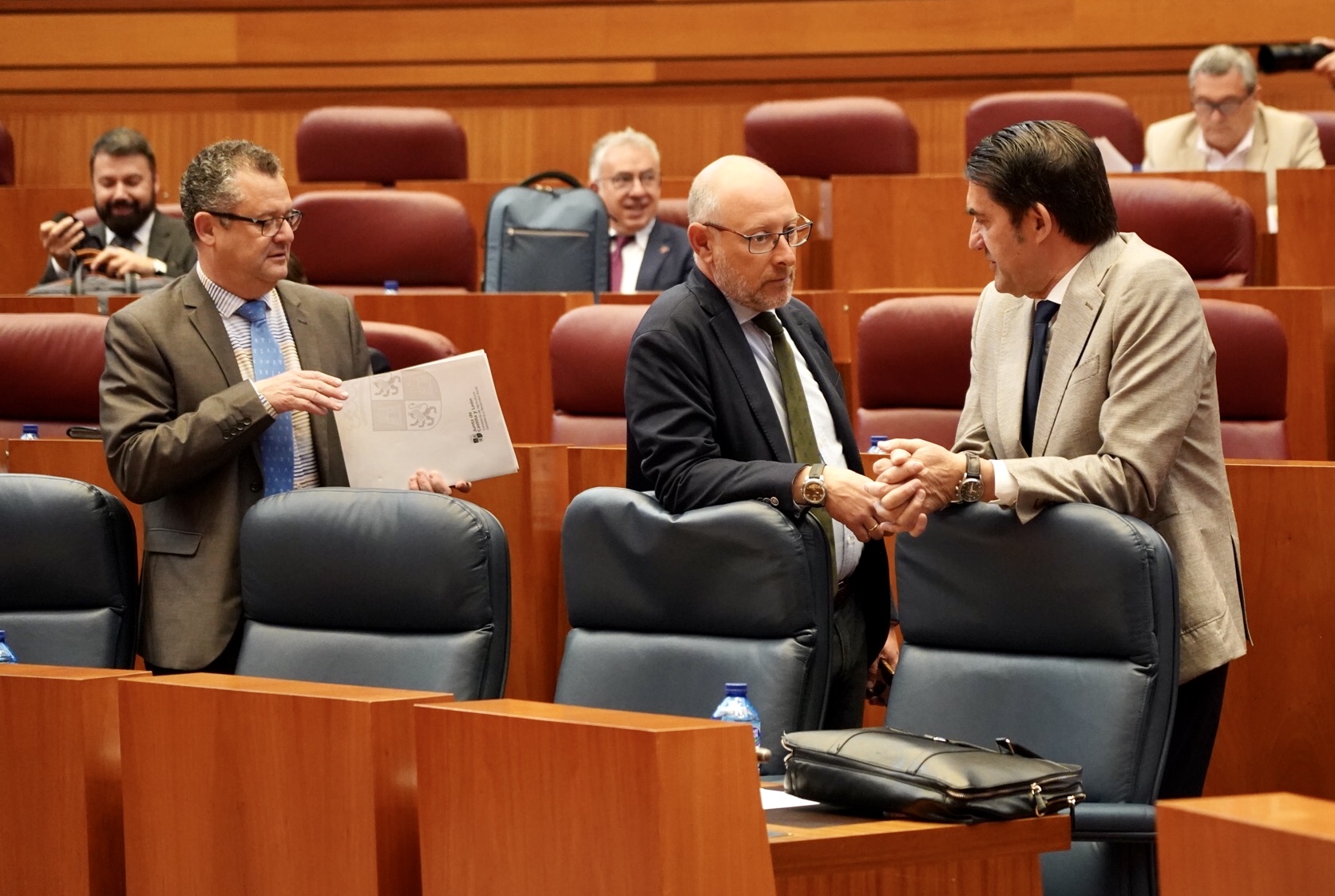 Suárez-Quiñones conversa con el procurador de Vox, Ignacio Sicilia, durante la segunda jornada de Pleno. / Leticia Pérez