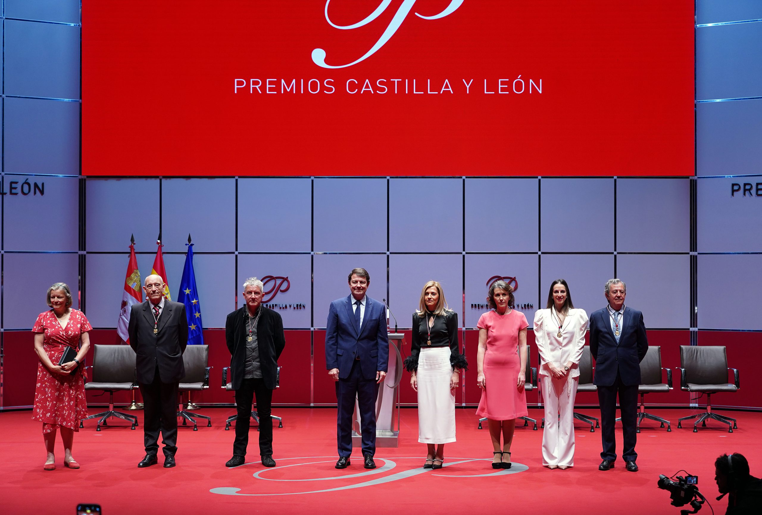El Presidente de la Junta de Castilla y León posa junto a los galardonados. / Rubén Cacho