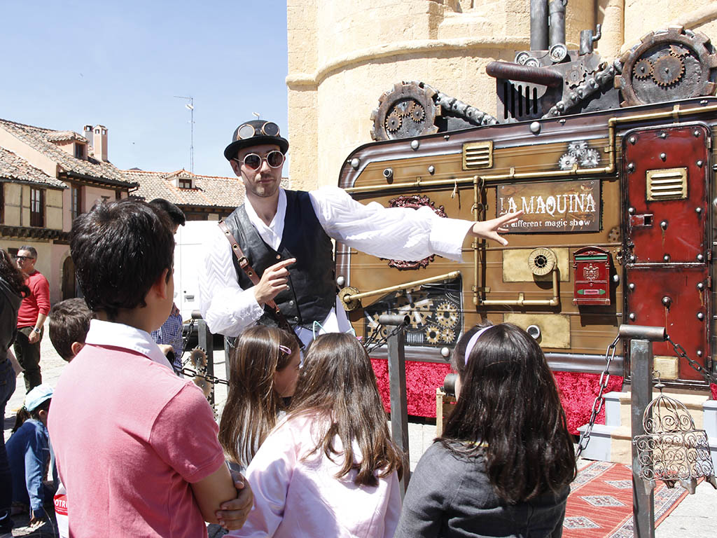 Festival de Magia en el barrio de San Lorenzo. / NEREA LLORENTE