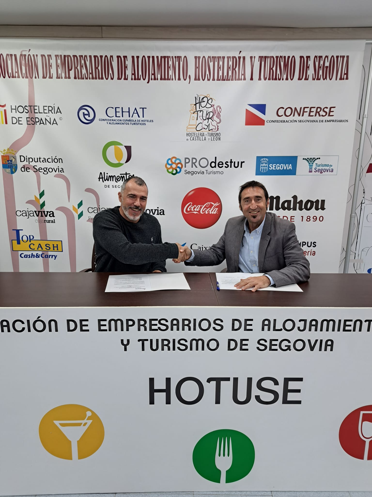 Firma acuerdo Siempre En Las Nubes 1