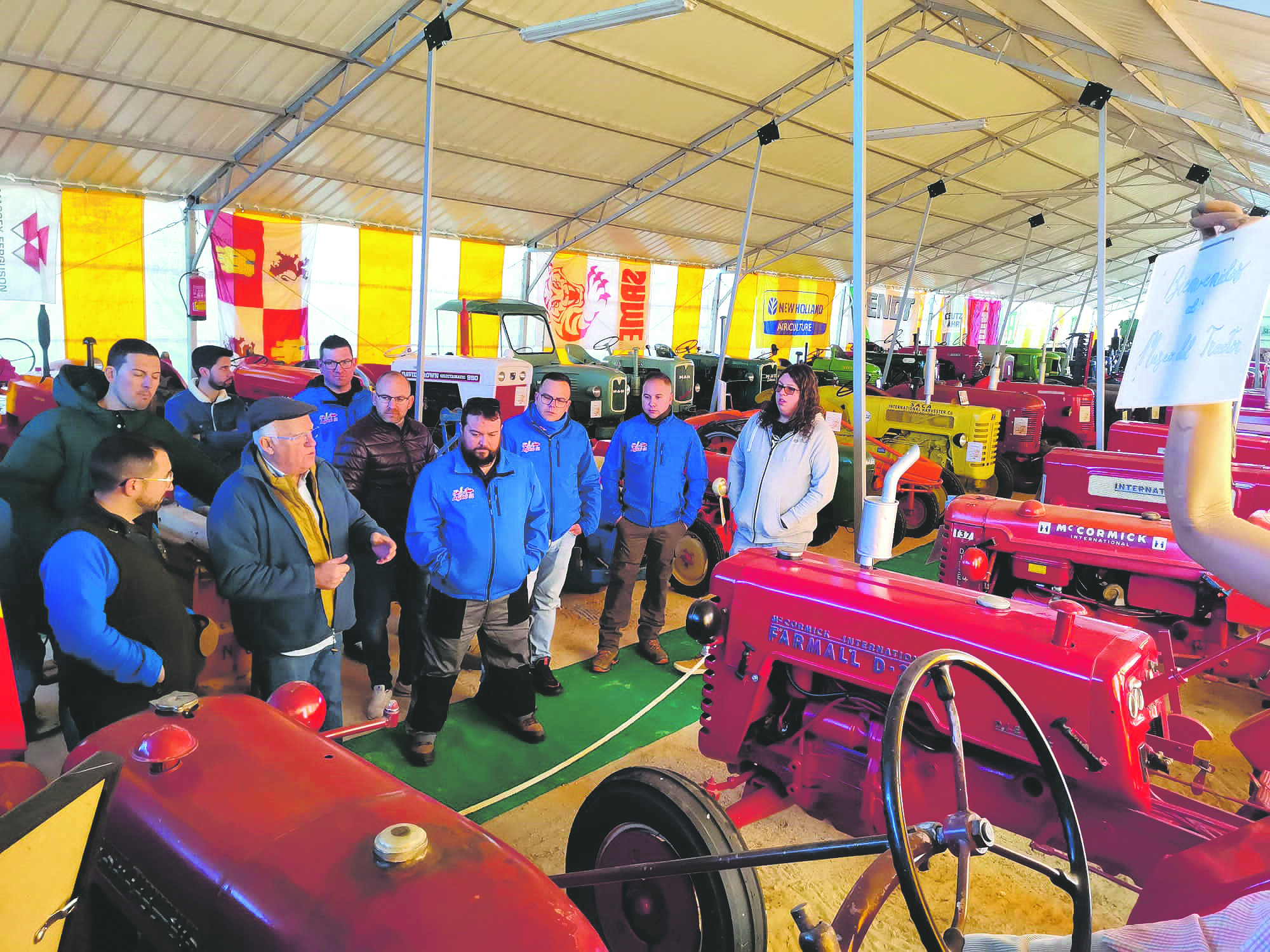 Museo del Tractor en Abadejos 6 Horcajo, con gorra, explica las características de algunos de los tractores durante una visita al museo. Florentino Descalzo.