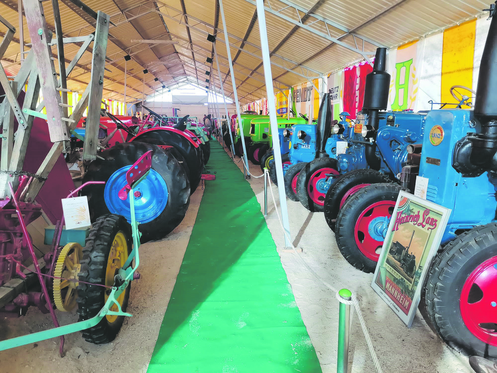 Museo del Tractor en Abadejos 5 Una carpa alberga en la finca de Abadejos más de noventa tractores y maquinaria agrícola de la colección de la familia Horcajo Llorente. Florentino Descalzo.