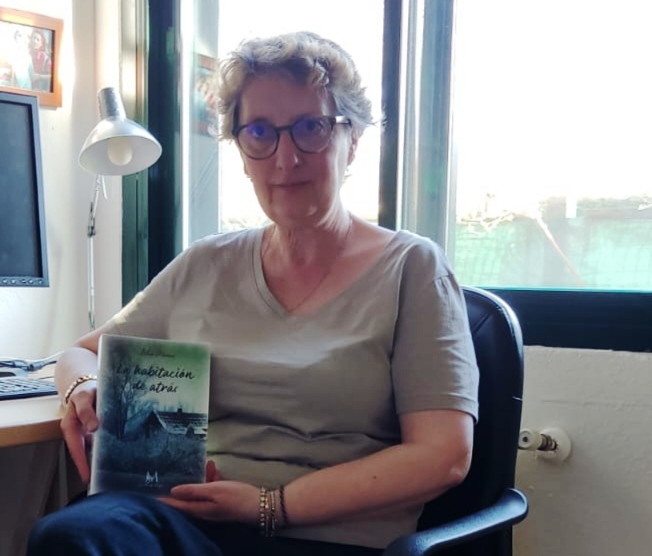 La escritora Belén Moreno, con un ejemplar de su última novela.