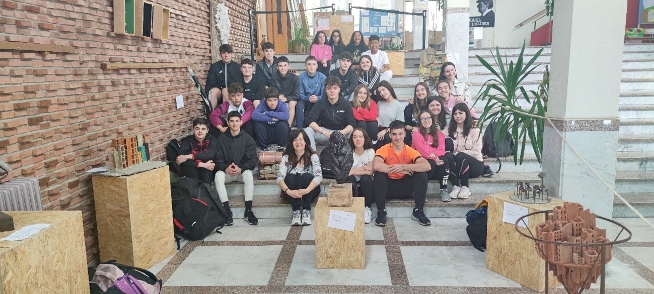 Los alumnos que han participado en la iniciativa se despidieron el martes, acompañados de su profesora, de la exposición. / E. A.