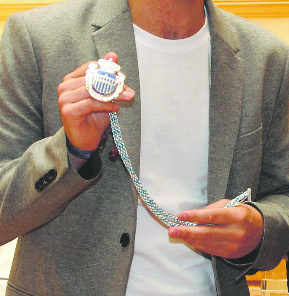 Medalla corporativa del portavoz de Podemos, Guillermo San Juan, en julio de 2019. / Nerea Llorente