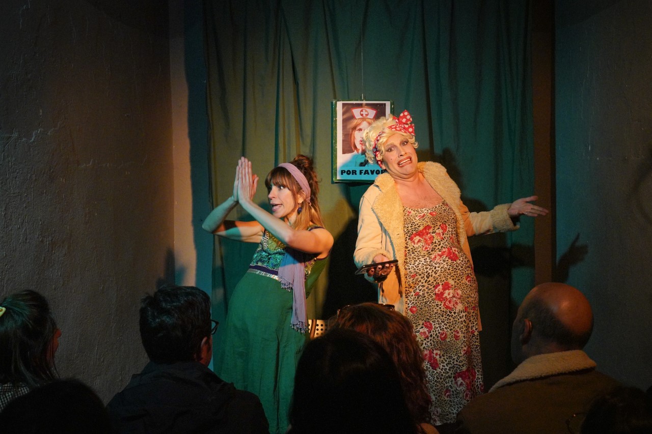 Actuación del ciclo 'Microteatro', en La Cárcel. / MIGUEL ÁNGEL FERNÁNDEZ