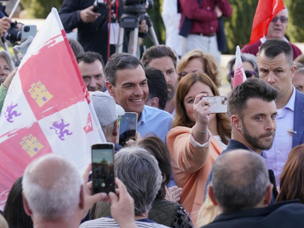 Pedro Sánchez, junto a Clara Martín. / MIGUEL ÁNGEL FERNÁNDEZ