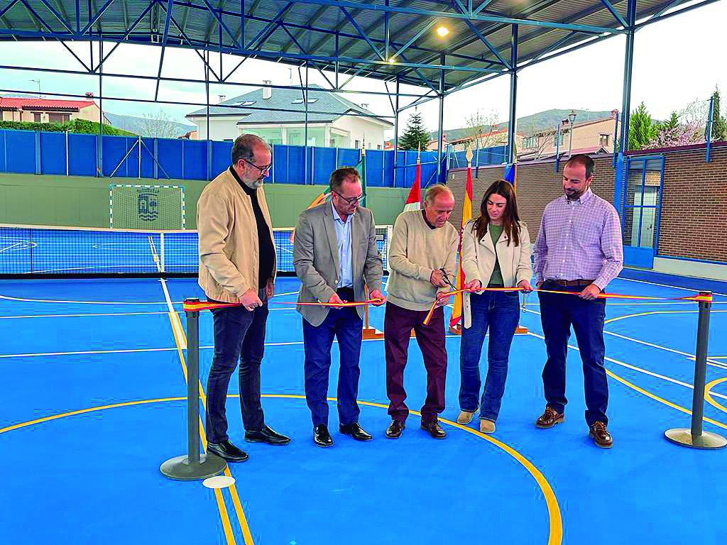 Los responsables municipales y representantes de los vecinos, en la inauguración.
