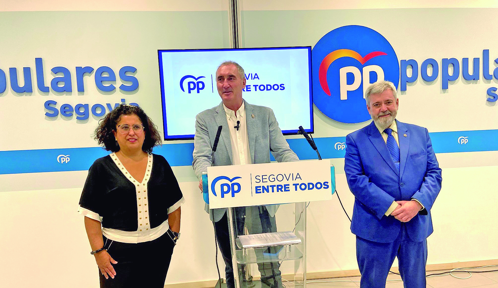 Mazarías junto a María Rosalía Serrano y Alejandro González-Salamanca y García.