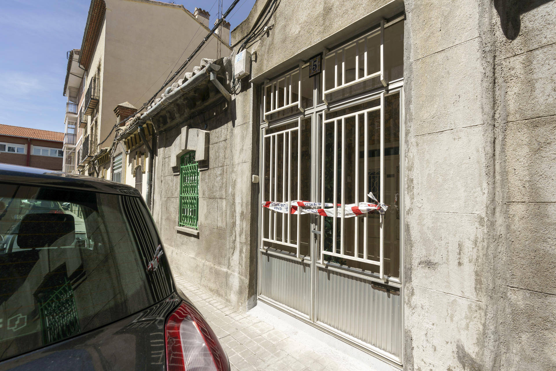 Entrada a la vivienda donde un hombre ha sido detenido como el presunto autor de la muerte violenta de su esposa, de 81 años. / Raúl Sanchidrián.