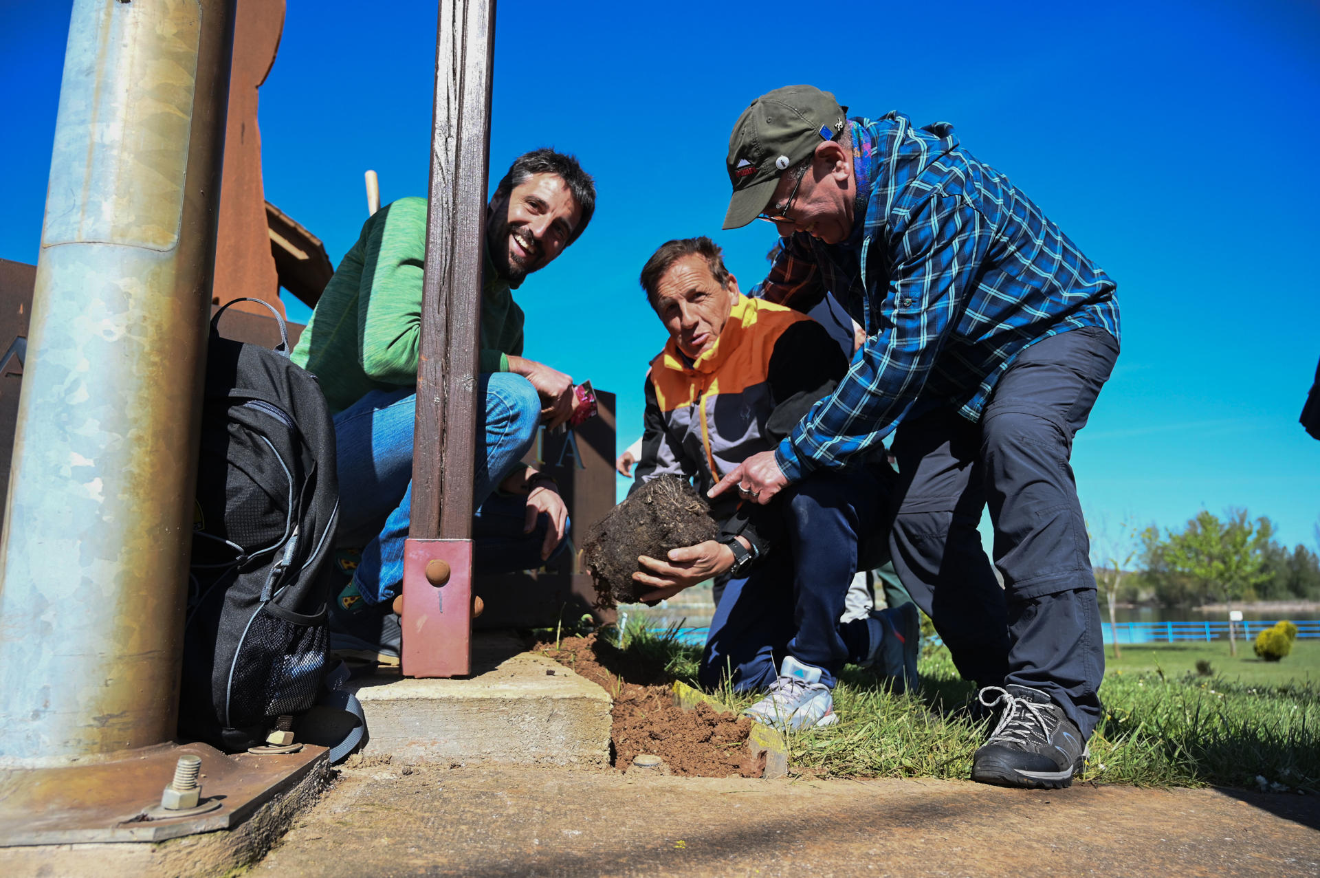 SANTA MARINA DEL REY LEON 19042023. El medico y biologo aleman Norman Sinclair d planta rosas en la localidad leonesa de Santa Marina del Rey. Norman Sinclair es un medico y
