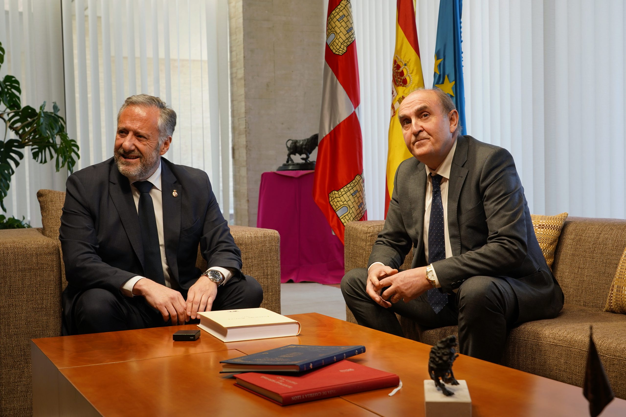 Tomás Quintana entrega el informe anual del Procurador del Común al Presidente de las Cortes. / Miriam Chacón