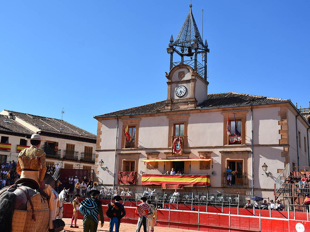 Paseíllo en la plaza de toros de Riaza, con el edificio y el balcón del Ayuntamiento de la villa como Presidencia de los festejos. / A.M.