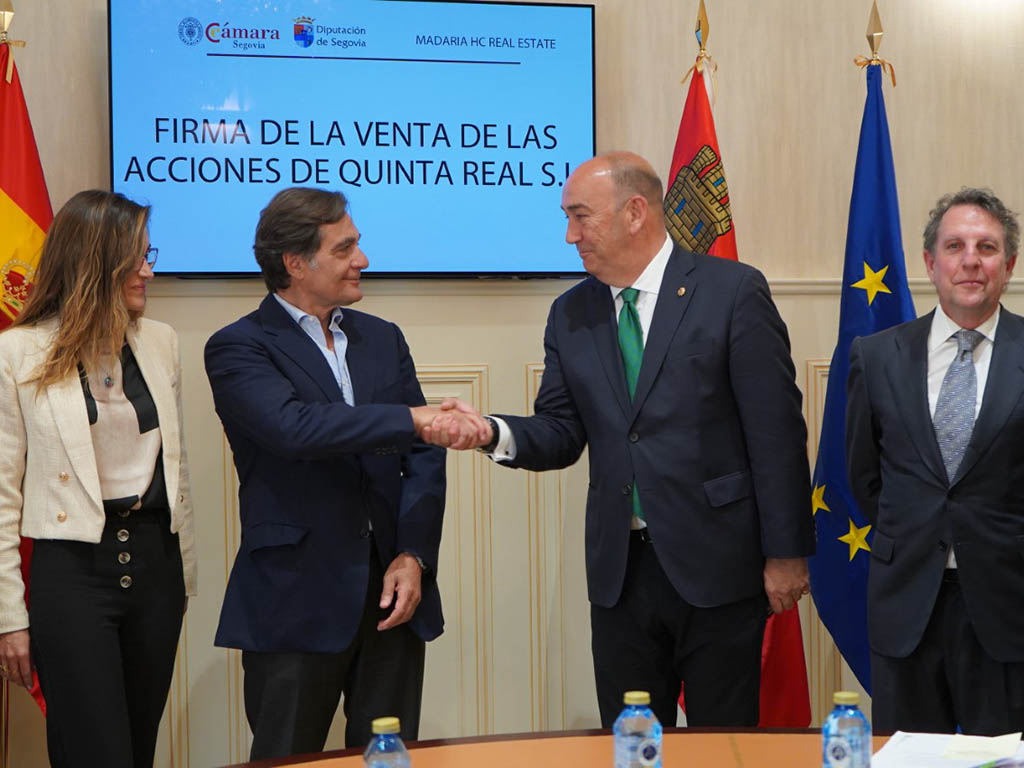 María José Tapia, José Aguinaga y Miguel Ángel de Vicente, en la firma de venta de acciones de Quinta Real. / EL ADELANTADO