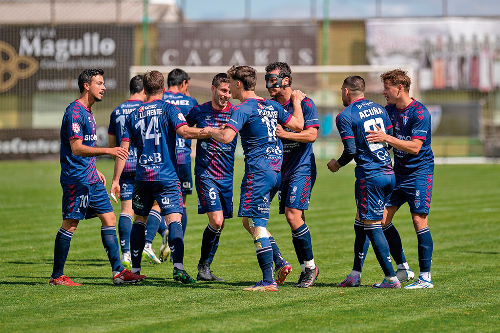 Los jugadores de la Segoviana se abrazan tras marcar un gol frente al Atlético Paso./ LUIS HORCAJADA