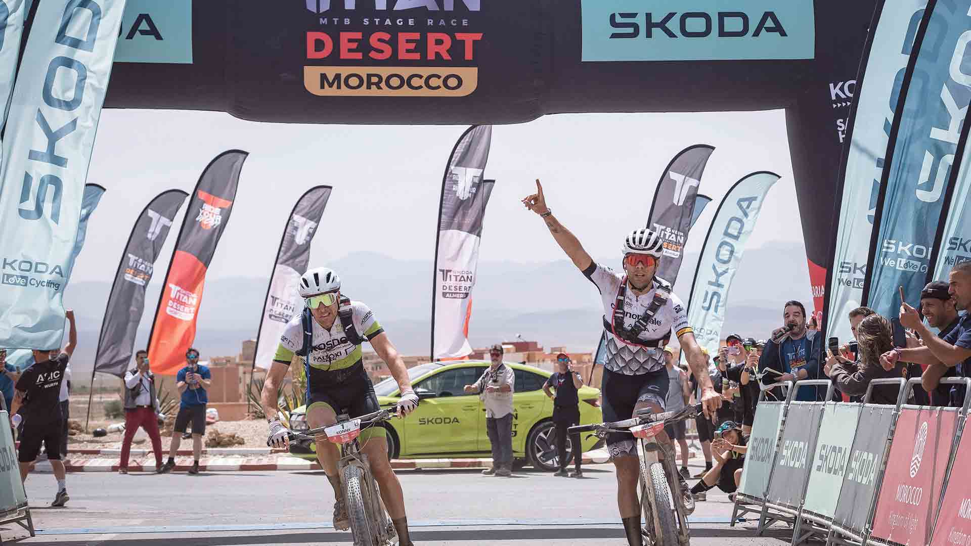 Fran Herrero se impone en la línea de meta a su gran rival para la victoria, Konny Looser./ EFE