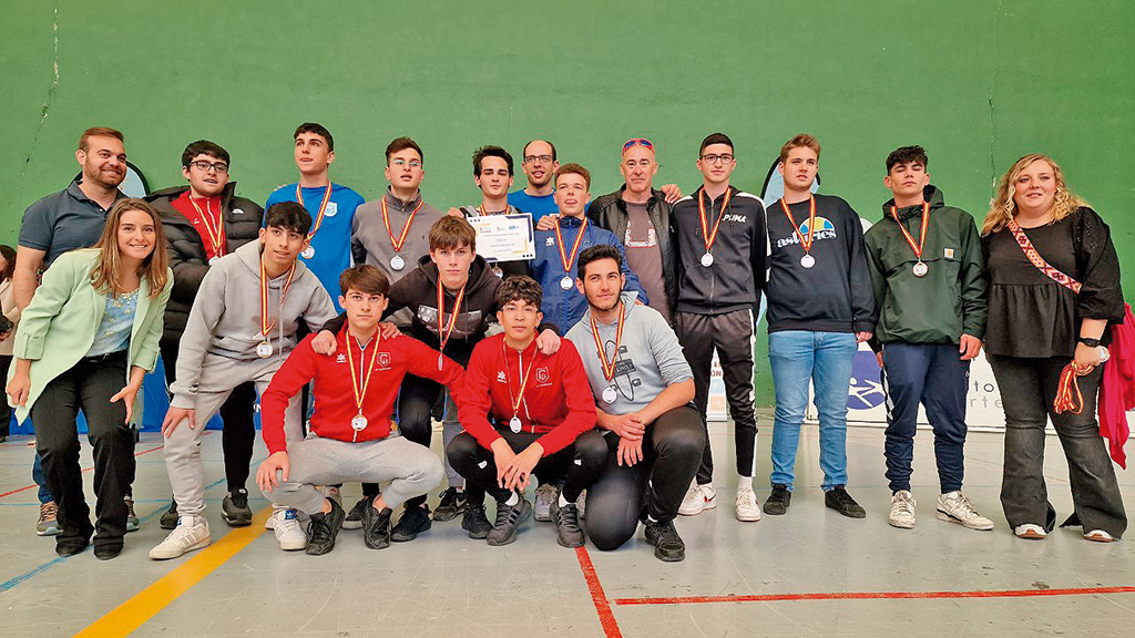 Óscar Moral, junto a uno de los conjuntos premiados en el Frontón Segovia./ DIPUTACIÓN