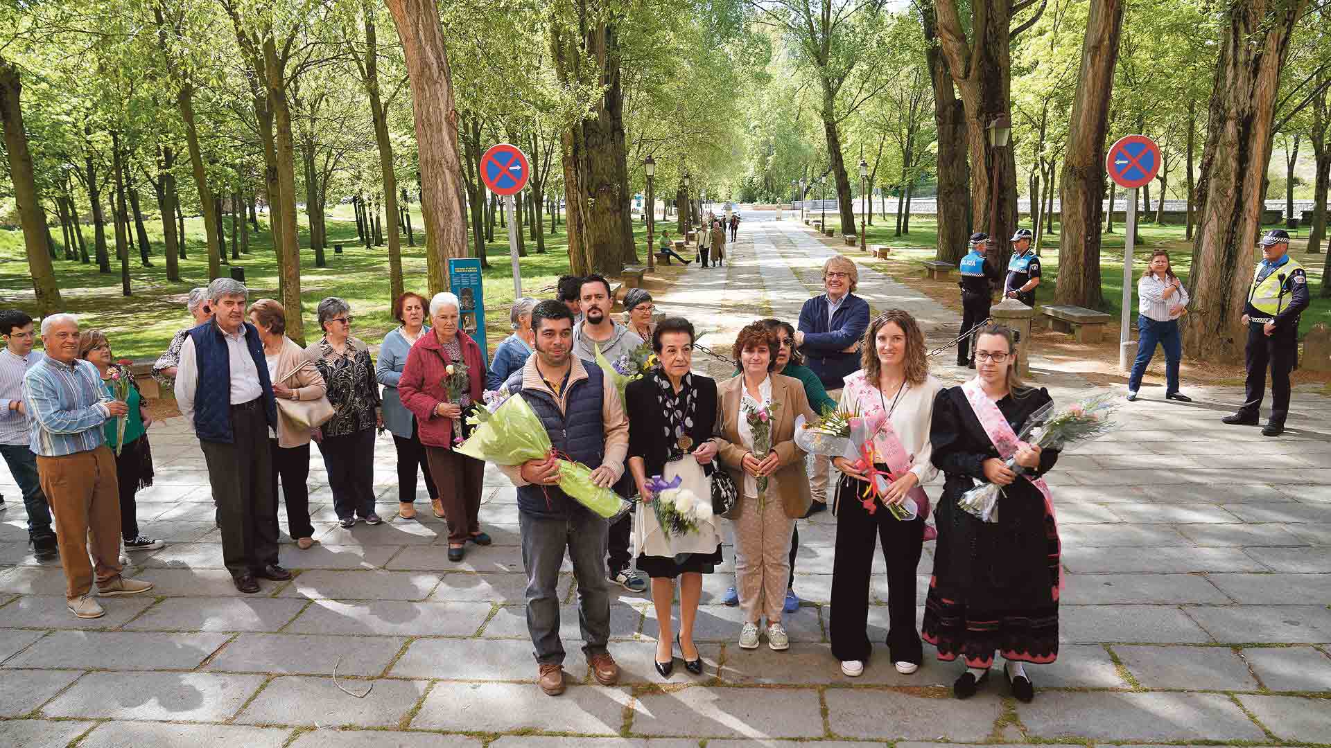 Los romeros del barrio y la reina de las fiestas, antes de la entrega de los ramos de flores en el Santuario de la Fuencisla.