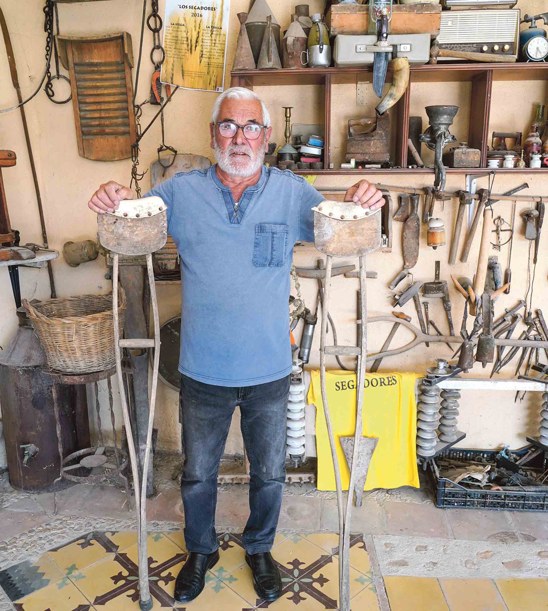 Julián Martín Cubo, en el museo donde expone su colección. / Miguel Ángel Fernández