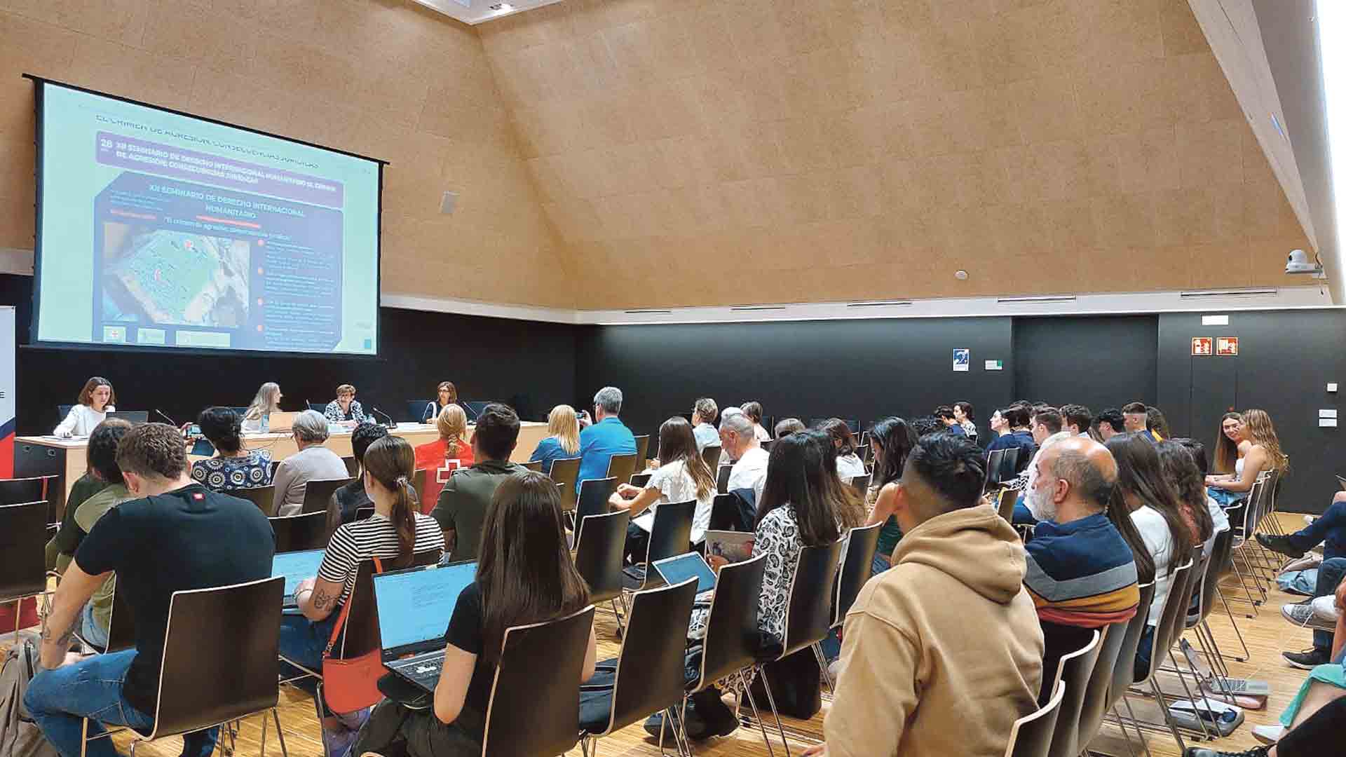 El Salón de Actos del Campus María Zambrano durante la celebración del seminario el viernes pasado. / E. A.