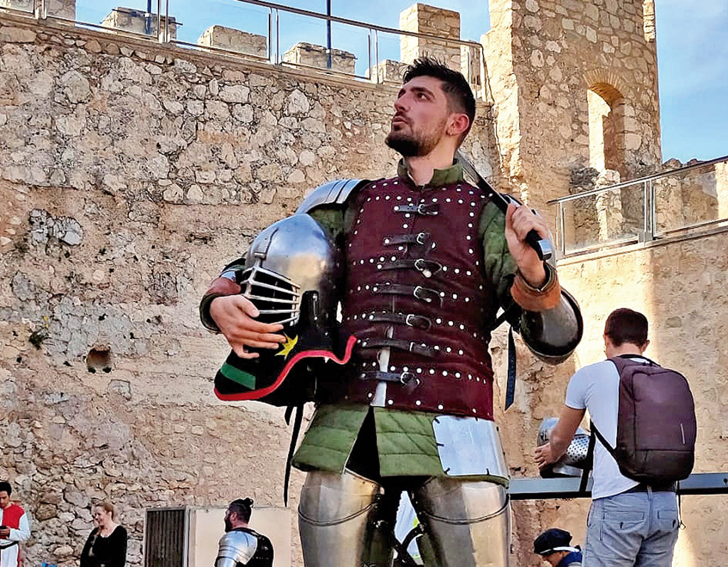 Alberto Álvarez Piñataro ‘Alpi’ posa con su armadura. / E. A.