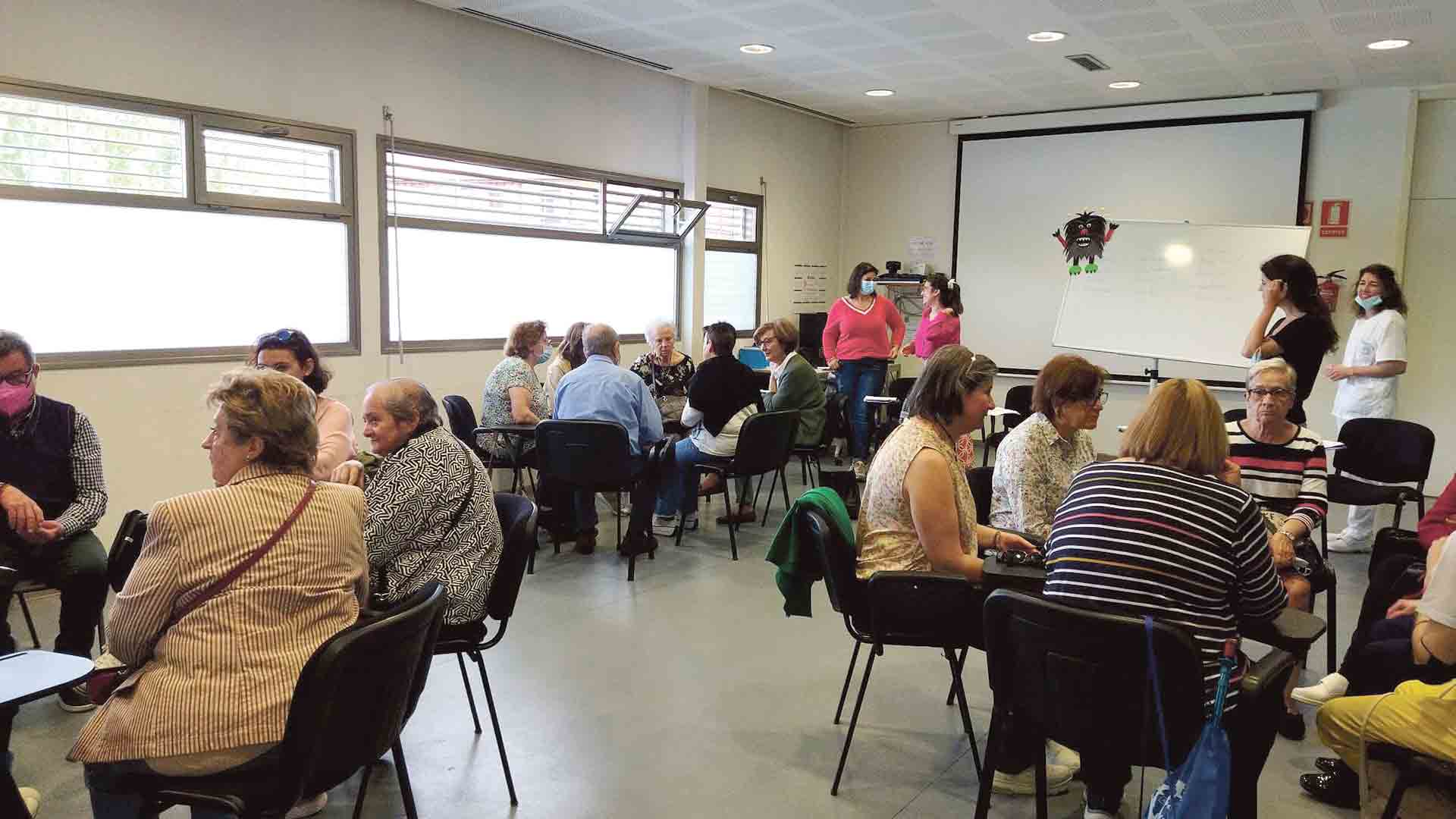 Participantes en la primera sesión de este programa de intervención comunitaria que se celebró el jueves pasado en el Centro de Salud de San Lorenzo. / E. a.