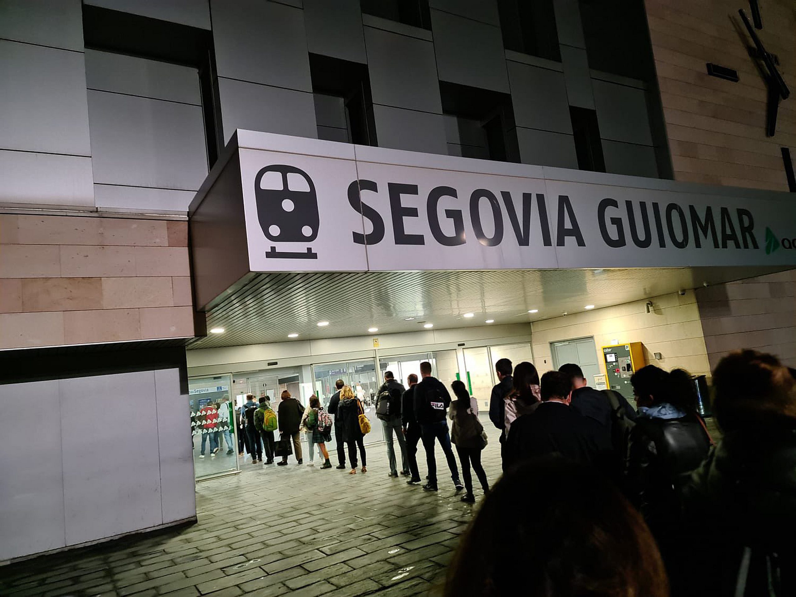 Imagen de archivo de usuarios de los trenes en el acceso a la estación Guiomar.