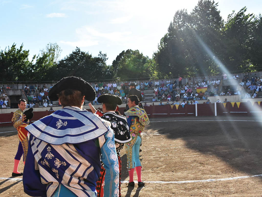 Valsaín, llave del inicio de la temporada taurina segoviana 1 Paseíllo en la plaza de toros de Valsaín, en una de las últimas novilladas con picadores celebradas hasta la fecha con Ángel Bustos y José Ruiz Muñoz (2021). / A.M.