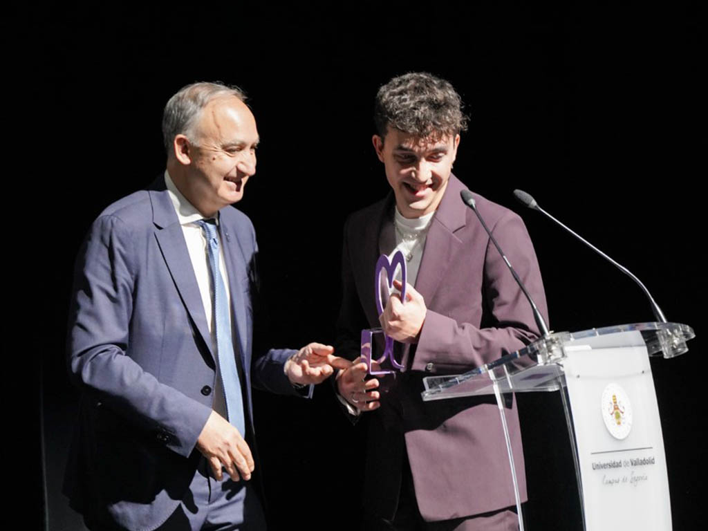 Entrega de 'acuetruchos'. / MIGUEL ÁNGEL FERNÁNDEZ