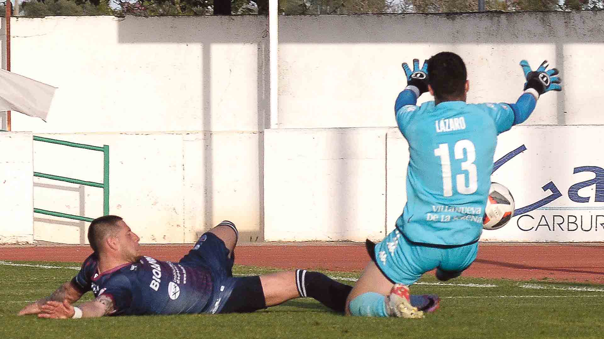 Acuña envía fuera la última ocasión del partido tras un envío al área que el delantero paraguayo no logró conectar de la mejor manera./ JUAN MARTÍN-G. SEGOVIANA