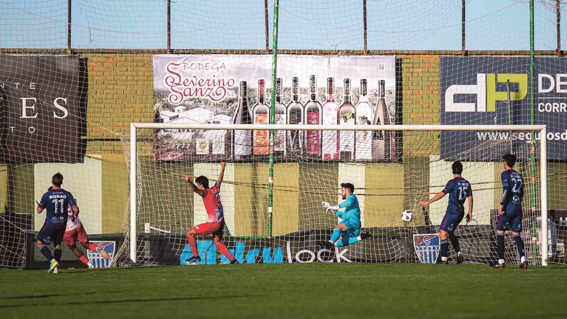 De esta forma encajó la Segoviana el gol que supuso su única derrota en casa de toda la temporada ante el Navalcarnero./ LUIS HORCAJADA