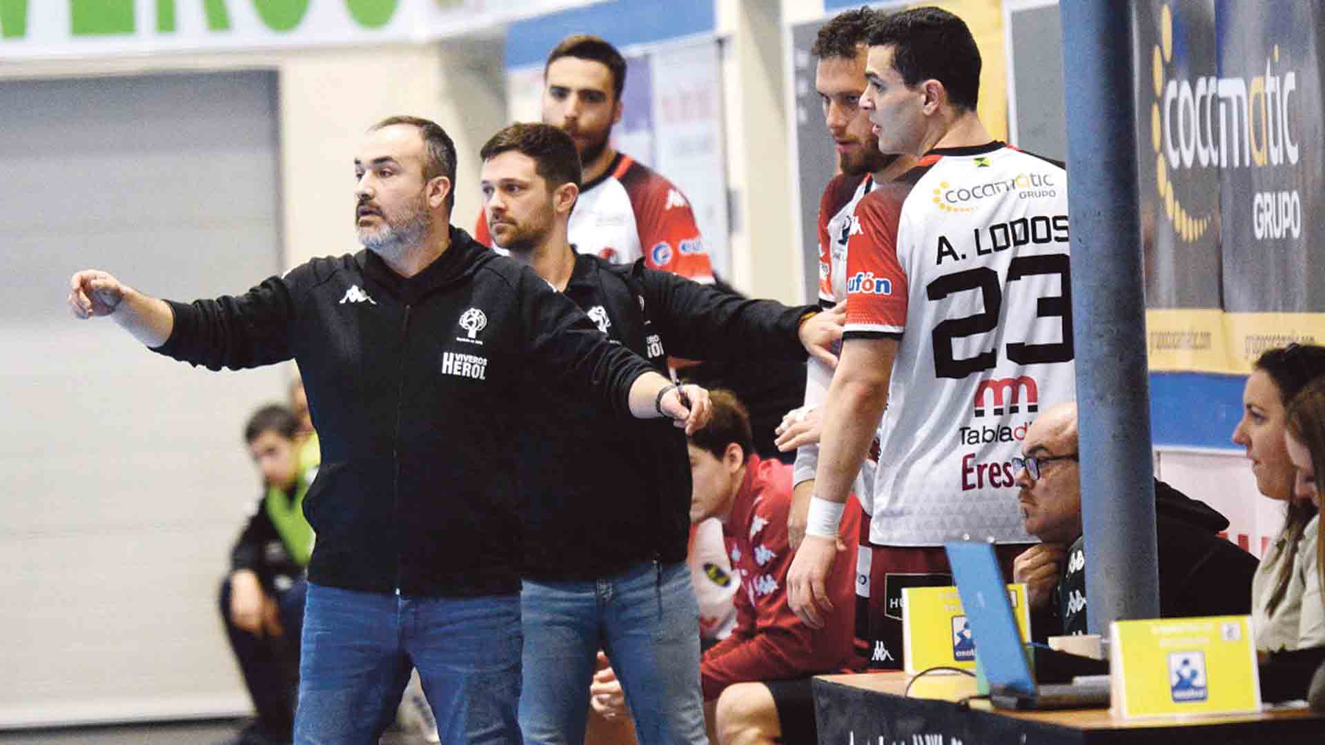 Álvaro Senovilla junto a su segundo entrenador y varios jugadores durante un partido. / AMADOR MARUGÁN