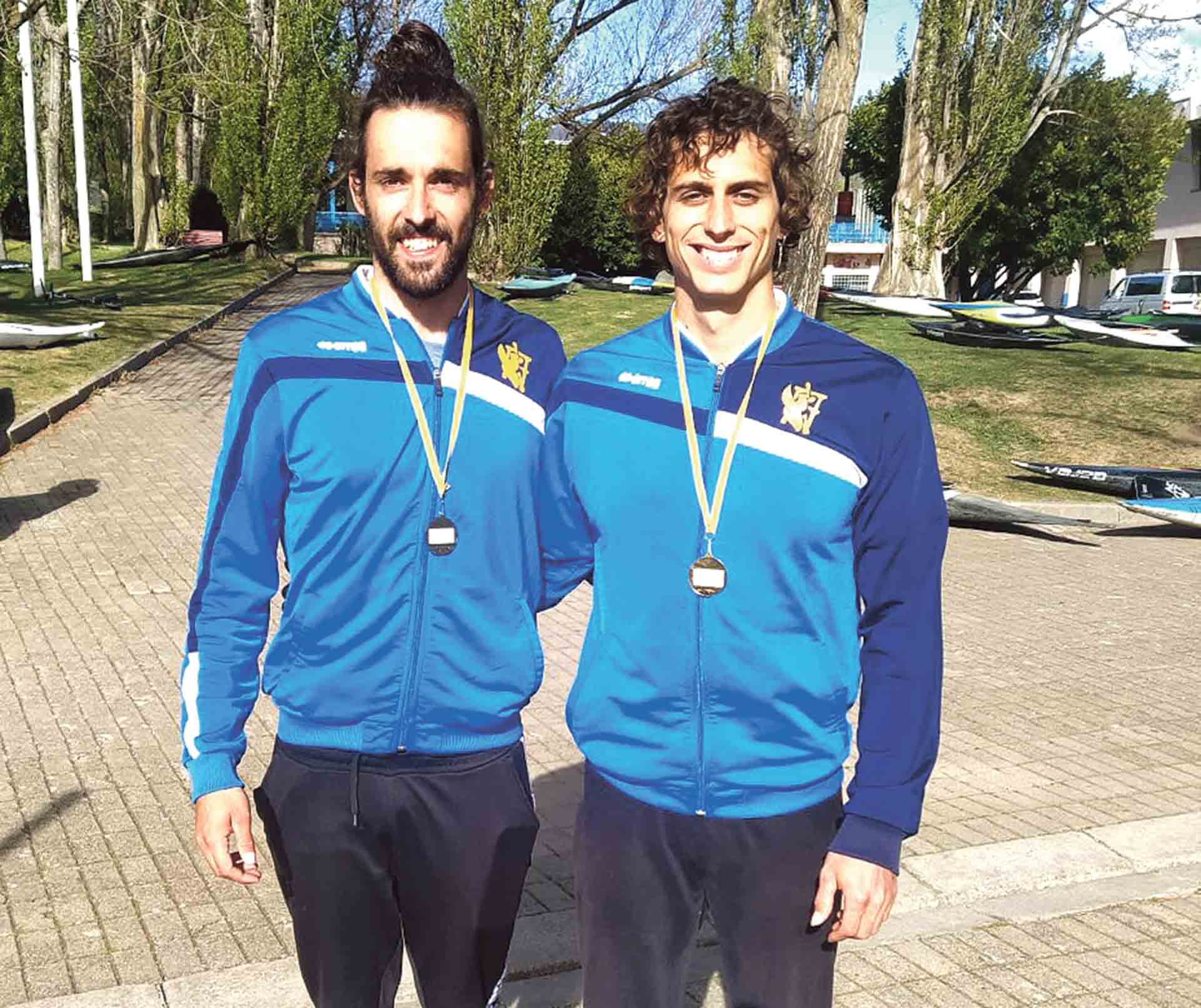 David Llorente (d) junto a David Burgos tras las medallas conseguidas en La Seu D’Urgell./ C.P. RÍO ERESMA
