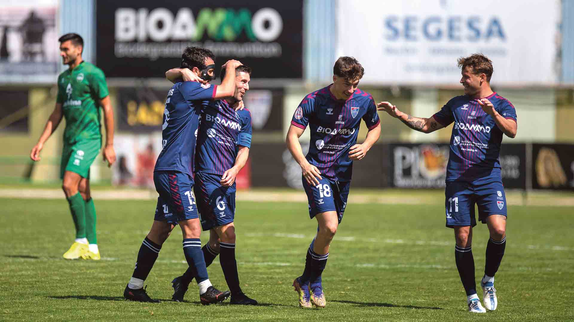 Manu recibe la felicitación de Óscar de Frutos, Plomer y Borao tras marcar un gol./ LUIS HORCAJADA