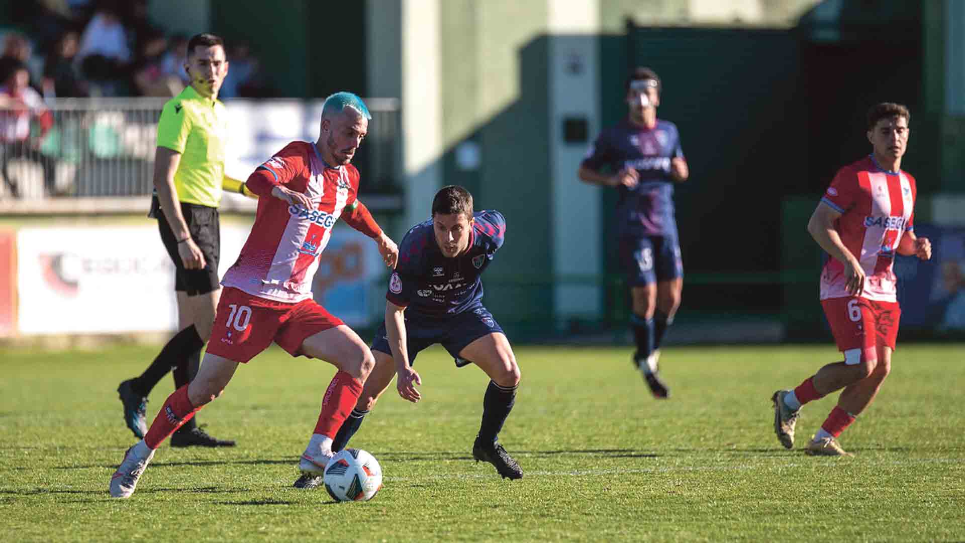 Manu presiona a un jugador del Navalcarnero./ LUIS HORCAJADA