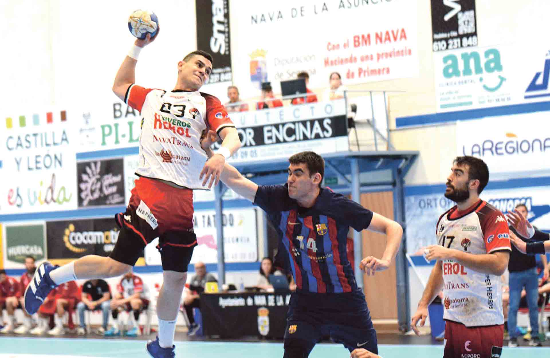 Álex Lodos se eleva para lanzar sobre la defensa blaugrana./ AMADOR MARUGÁN