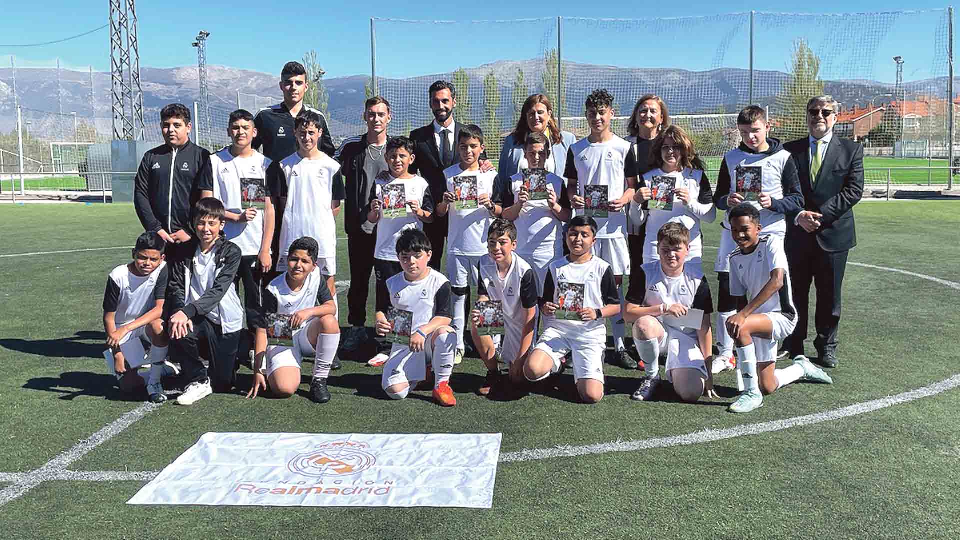 Arbeloa, en la fotografía con uno de los equipos de la escuela./ E.A.